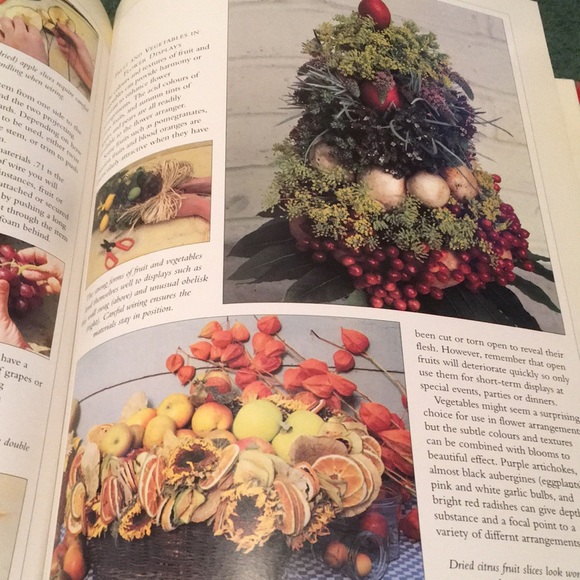 “New Ways with Fresh Flowers” Hardcover with Dust Jacket VTG 1996 - Picture 3 of 4